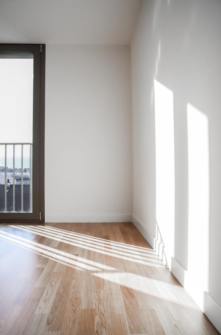 Photo d'un intérieur d'appartement avec un rayon de soleil